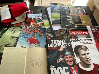 Manchester United Football Memorabilia Box: Includes a Duncan Edwards original book without dust jacket signed by Bobby Charlton, 1948 FA Cup final souvenir, Docherty and Crerand signed books, Stepney signed photo, 50th anniversary of Munich Disaster scarf, 1996 FA Cup final programme and more.