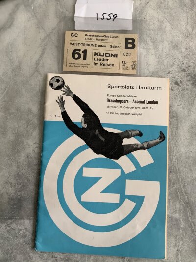 71/72 Grasshoppers v Arsenal Football Programme + Ticket: European Cup programme in very good condition with staples removed and no team changes. Matching ticket is very good but does not state match details. (2)