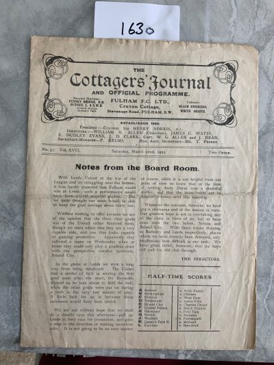 1923 - 1924 Fulham v Leeds United Football Programme: Good condition league programme with no team changes. Fold.
