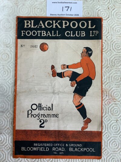1932 England v Ireland At Blackpool Signed Football Programme: Centre page is fully signed by the England team including Blenkinsop Hibs and Johnson. Please note Dixie Dean has signed but it goes through staple area. Good condition with no team changes.