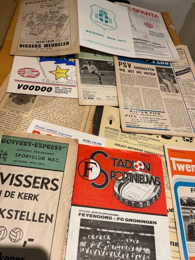 Holland + Belgium Club Football Programmes: Domestic programmes of league teams with good PSV Twente Ajax and Groningen content. Excellent condition from the 70s onwards. Quantity in box.
