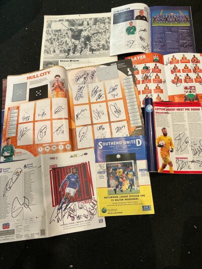 Box of signed Football programmes and magazines: Collected by the vendor in the modern era. Mostly opponents of Southend and Dagenham that signed whilst boarding the coach. Many signed magazine pictures included. Quantity.