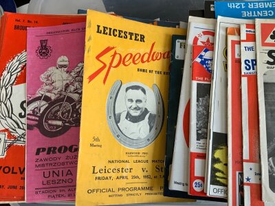 Speedway + Stock Car Racing Programmes: Wide range of tracks to include some from Poland. Mainly 60s onwards with a few earlier. Good. Quantity in box.