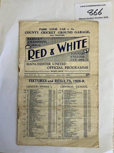 1928 - 1929 Manchester United v Sunderland Football Programme: Fair condition 8 page league match with rusty staples failing with wear and tear to spine. Season written to rear page. No team changes.