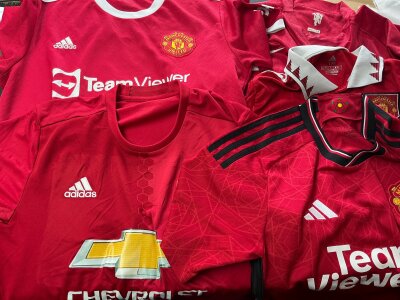 Manchester United Home Football Shirts: Fair/good condition replica shirts in various sizes of modern all different shirts. (5)