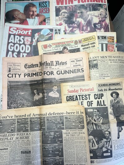 Arsenal Football Newspapers: Full newspapers from the 1950s to recent of mainly big match Arsenal matches. Nearly 200. Instructions to sell. (2 boxes)