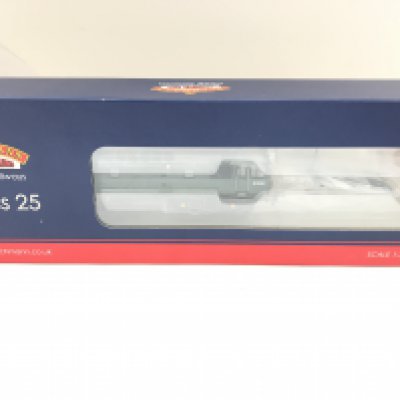 A Boxed Bachmann 00 Gauge Class 25/3 Diesel D7638 BR Two Tone Green With Sound #32-401DS.