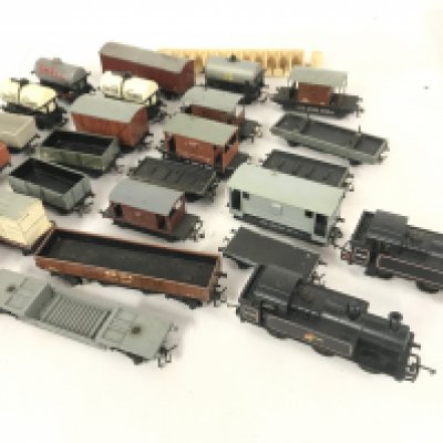 A Collection of Loose 00 Gauge Wagons and 2 Locomotives.