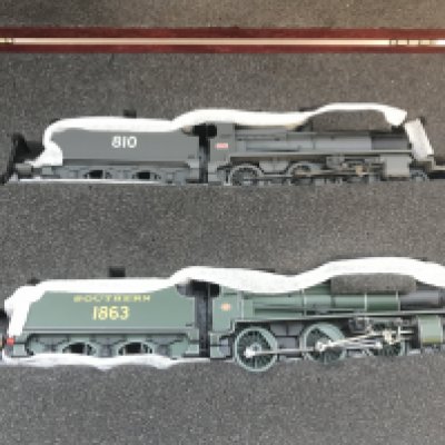 A Bachmann 00 Gauge N Class 1863 Southern Railway and 810 South Eastern and Chatham Railway Locomotives in Presentation Case.
