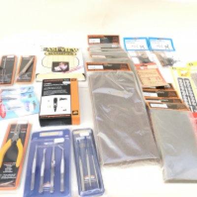 A selection of new and unopened modelling tools also a variety of accessories for creating model railway scenes. No reserve