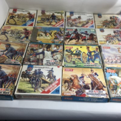 A collection of Airfix plastic figures including 20 boxed sets and 2 bagged sets. Includes..cowboys..foreign legion..Arabs..Robin Hood..plus others