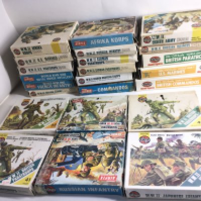 A collection of 23 original vintage boxed Airfix figures. IncludesWWI..WWII pfeaturing 8th army..Af korps..US marines..Russian infantry..Japanese infantry..Paras plus others.