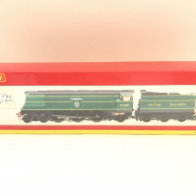 A Boxed Hornby 00 Gauge Battle Of Britain Class 34081 92 Squadron #R2220.