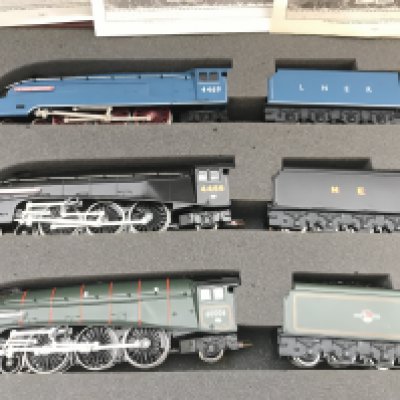 A Hornby 00 Gauge Sir Ralph Wedgwood Set Consisting of 3 Locos I'm presentation Box.
