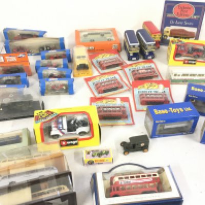 A collection in excess of 30 pieces of model vehicles mostly diecast and in original packaging. Manufacturers include..Burago..EFE..Roco and others. No reserve