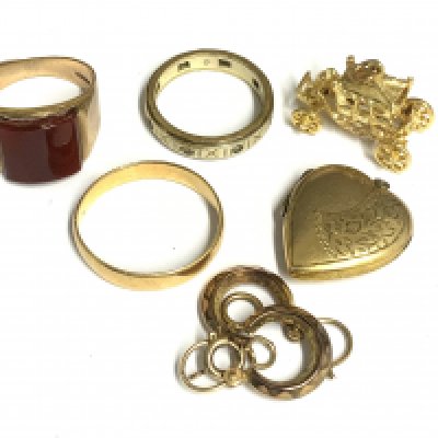 A small mi ed collection of jewellery to include a gents signet ring, wedding band, Eternity band, gold coronation coach etc