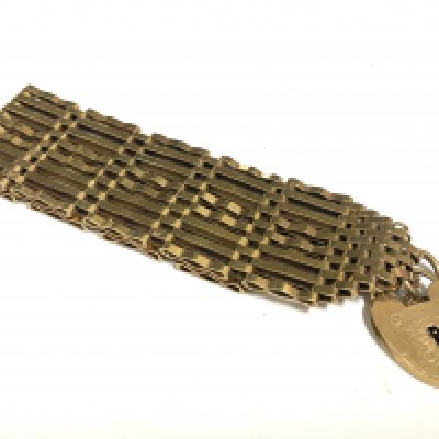 A heavy 9ct gold gate bracelet, 8 bar. 29.7g. 