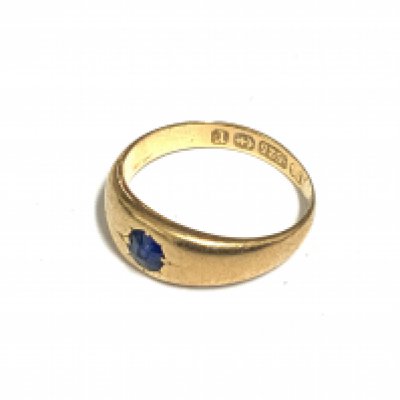 A small antique 15ct gold sapphire set ring, Size E.