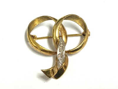 A 9ct gold brooch set with a small pattern of diamond chip stones, 4g