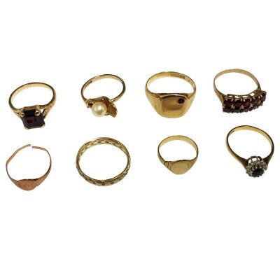 A Collection of gold rings (8) 17.99g