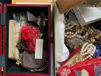 A mixed lot of vintage costume jewellery.