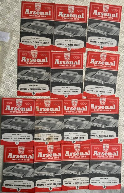 61/62 Arsenal Reserves Home Football Programmes: Football Combination programmes in overall fair condition with 4 having score to front and one stained. (14)