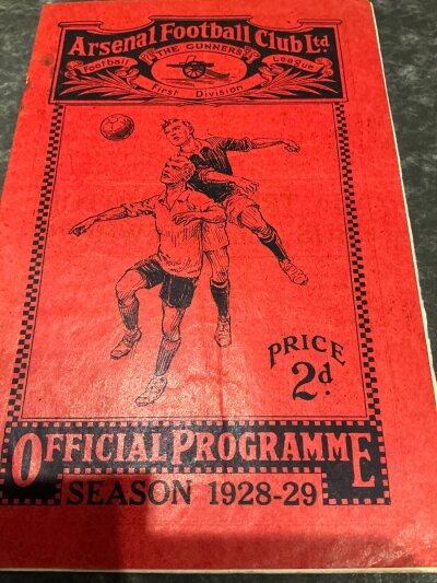 1928 - 1929 Arsenal v Sheffield United Football Programme: Good condition league match with no team changes. Rusty staples removed.