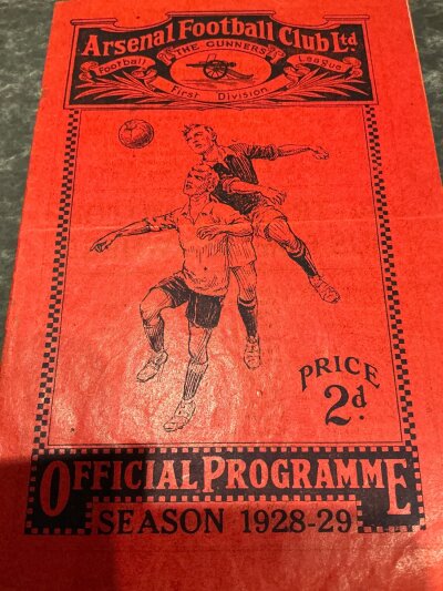 1928 - 1929 Arsenal v Manchester United Football Programme: Good condition league match with no team changes. Rusty staples holding firm. Score noted neatly in ink