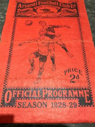 1928 - 1929 Arsenal v Newcastle Football Programme: Fair condition league match with no team changes. Rusty staples holding firm. Creasing and small tears.
