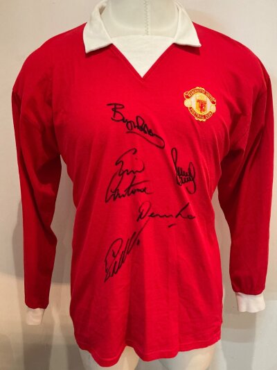Manchester United Signed Legends Football Shirt: 1970s retro long sleeve Man Utd shirt with number 7 to rear hand signed by 5 of their greatest number sevens including Ronaldo Law Robson and Cantona.