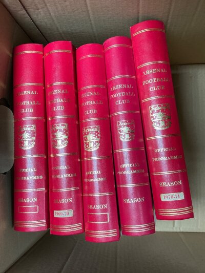 Arsenal Football Programmes+ Binders: Possible complete seasons of home programmes with official binders for seasons 69/70 70/71 71/72 72/73 75/76. C/W a few earlier programmes plus August to December FA News from 1966 with some great cover pictures of the World Cup