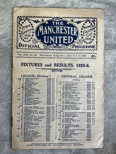 1925 - 1926 Manchester United v Liverpool Football Programme: Very good condition league programme with no team changes. Rusty staples holding firm.
