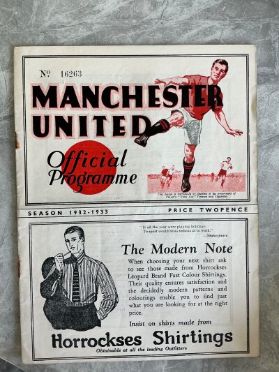 32/33 Manchester United v Oldham Football Programme: Very good condition league programme with team changes. Rusty staples holding firm.