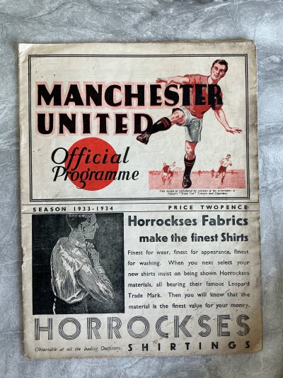 33/34 Manchester United v Blackpool Football Programme: Good condition league programme with no team changes. Tiny tear on rear page.