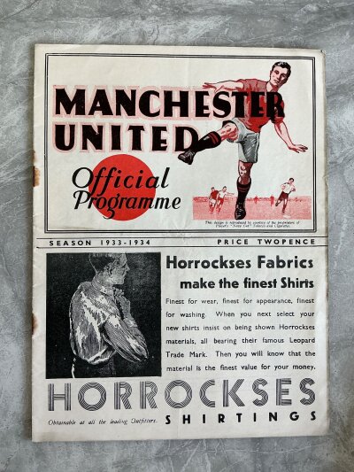 33/34 Manchester United v Port Vale Football Programme: Good condition league programme with no team changes. Rusty staples holding firm.