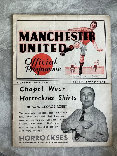 34/35 Manchester United v Hull City Football Programme: Very good condition league programme with no team changes. Rusty staples holding firm.