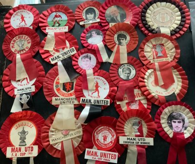 Manchester United Football Rosettes: All original to include Best Charlton and Busby, FA Cup Finals and more. Nice collection with a couple of duplicates. (23)