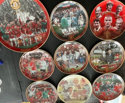 Manchester United Collectors Football Plates: 2008 large Champions League, Legends United plus some Danbury Mint smaller plates with subjects such as 1968 + 1999 European Cup, 1991 Barcelona and others. Instructions to sell. (15)