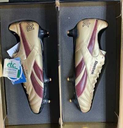 Ryan Giggs Manchester United Boxed Football Boots: To celebrate 800 appearances Reebok produced these gold boots which is individually numbered 184/800. Stunning box with Giggs to front pictured holding the gold boots. Comes with 800 book.