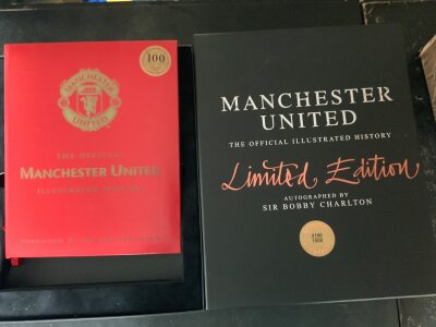 Bobby Charlton Manchester United Boxed z signed Football Book: Official Illustrated History signed by Bobby Charlton ltd edition number 180/1000. Book sits in velvet lined holder then fits into hardback slip case.