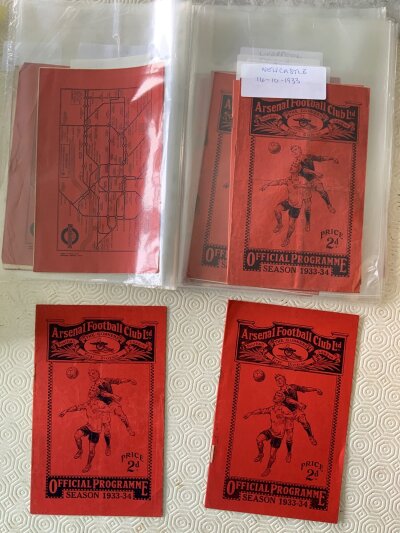 33/34 Arsenal Complete Home Football Programmes: Includes Vienna and Rangers friendlies and all 3 FA Cup matches and all 21 league matches. A few have rusty staples. Mainly good. (26)