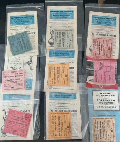62/63 Tottenham Football Tickets + Programmes: 24 home programmes with 18 accompanying tickets which include Manchester United Rangers Orient Man City Ipswich Burnley and Liverpool. There are 5 away programmes with tickets for West Ham Everton and Arsenal. Very good. (50)