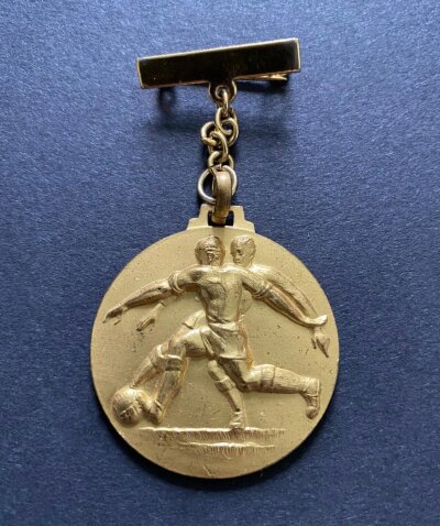 68/69 West Ham African Youth Tour Medal: Zambia and Malawi tour with West Hams tour party headed by Lyall Landsdowne Walker and St Pier. One medal only in this lot which is engraved Zambia Schools v West Ham Youth 1969. Programmes pictured online are information only provided by theyflysohigh website but not present in the lot.