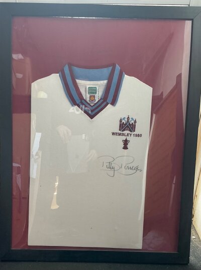 Billy Bonds 1980 FA Cup Final Framed Signed Football Shirt: Replica shirt with Wembley 1980 below the West Ham crest. Signed clearly without dedication by winning captain Billy Bonds. Cos from reputable source.