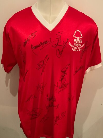 Nottingham Forest Signed 1979 European Final Football Shirt: Red short sleeve shirt. Multi signed to front by the team. 19 Autographs which include Shilton Burns ONeill Anderson Gunn Francis and Robertson.