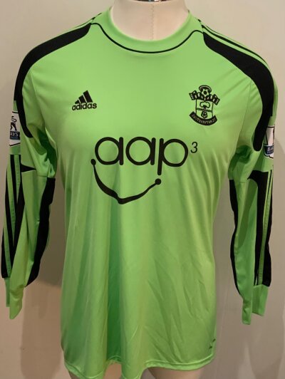Southampton 2013 - 2014 Match Issued Football Shirt: Green long sleeve goalkeepers shirt. Number 41 Cropper to rear. Issued v Tottenham.