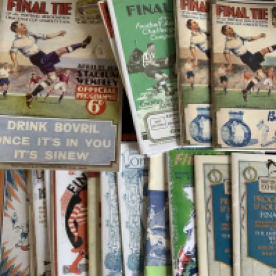 Reproduction Football Programme + Ticket Collection: Interesting lot with FA Cup finals from 1915 and then most from 1922 to early 1940s. Also 1924 England v Scotland, early Charity Shields, Busby Babes autographs, Woolwich Arsenal and many replica tickets etc. Box with instructions to sell. 