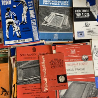 English Club v Foreign Club Football Programmes: 20 from the mid to late 50s to include 53/54 Doncaster v Wacker, Hull v Falkirk, Huddersfield v Independiente. C/W 100 from the 60s and a few 70s. Good with instructions to sell. (est 130)
