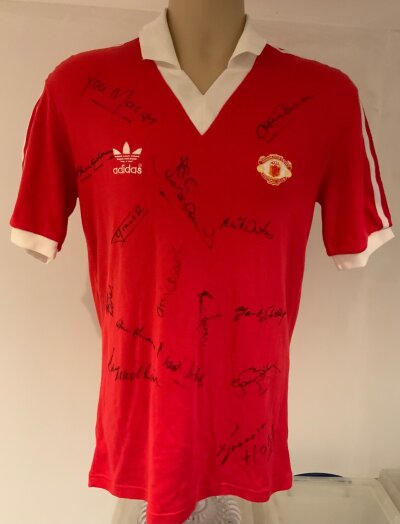 Manchester United 81/82 Match Issued Signed Football Shirt: Red short sleeve excellent condition medium Adidas shirt with number 15 to rear. Signed in the day by 15 including John Gidman Lou Macari Mike Duxbury Ray Wilkins Gary Bailey Frank Stapleton Arthur Albiston youth team player Graham Hogg and more. Number 15 was not worn in a first team match unless pre season which is possible and would have been in kit bag as a spare.