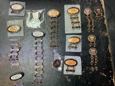 Watford Football Badge Collection: 17 Beautiful Supporters Club badges with years underneath that you added every season. Period runs from 48/49 to 70/71. There are 6 star badges and many others including a rare Supporters Club badge without a year. (55)